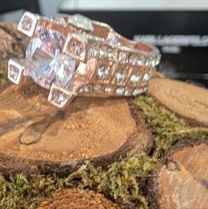Elegant Rose Gold Crystal Ring